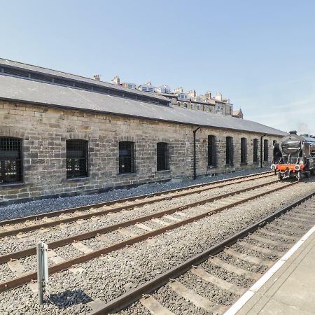 Апартаменты Tornado Engine Shed Уитби Экстерьер фото